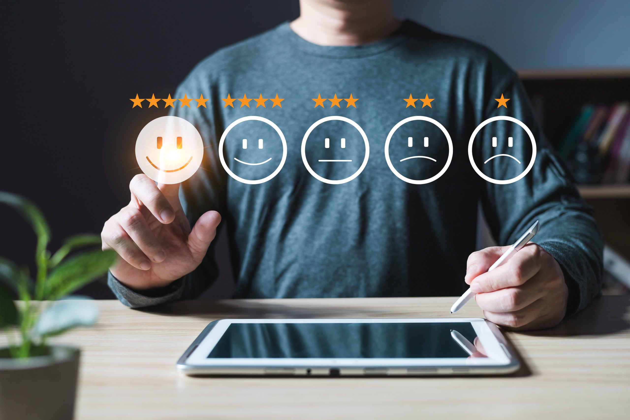 a businessman touching the virtual screen on the happy smile fac دور علم النفس السلوكي في تحسين SEO